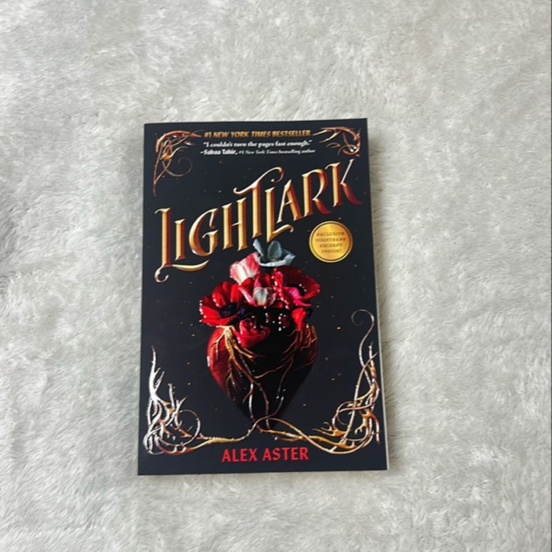 Lightlark (the Lightlark Saga Book 1)