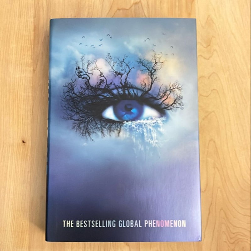 Shatter Me Collector's Deluxe Limited Edition