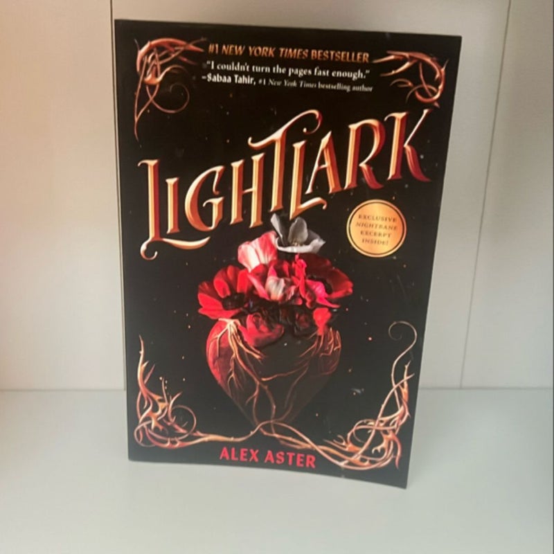 Lightlark (the Lightlark Saga Book 1)