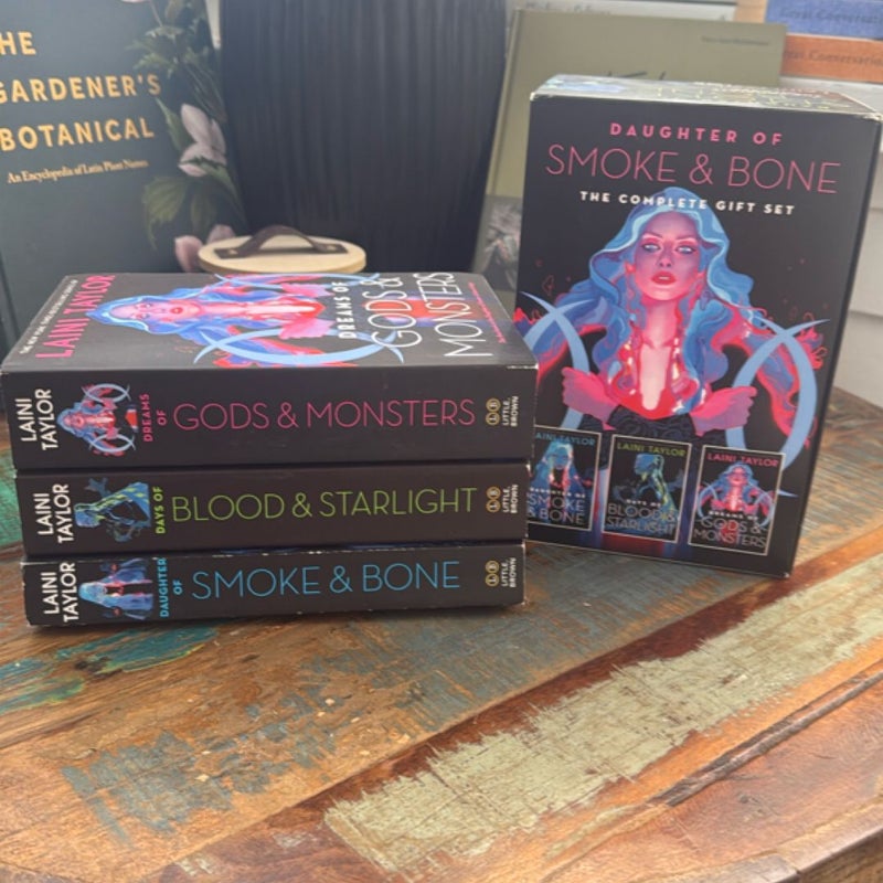 Daughter of Smoke and Bone: the Complete Gift Set