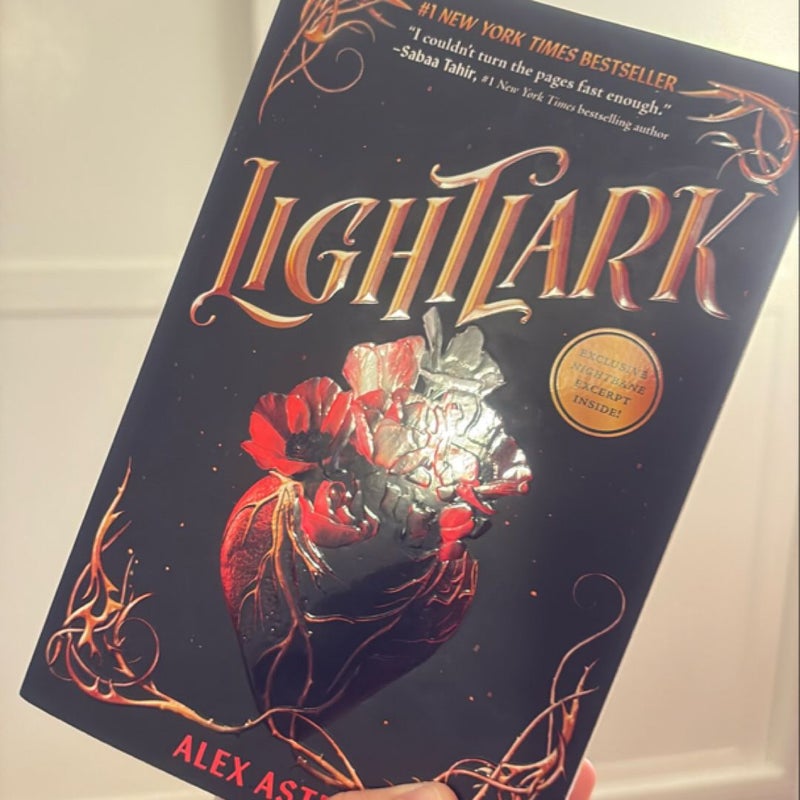 Lightlark (the Lightlark Saga Book 1)