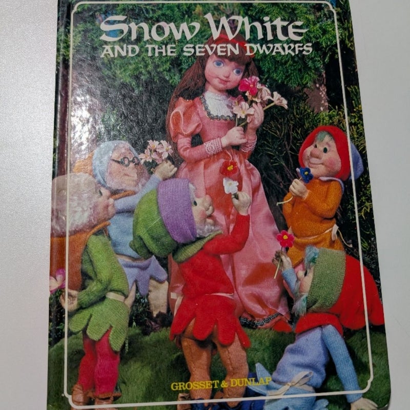 Snow White and the Seven Dwarfs A Puppet Storybook 