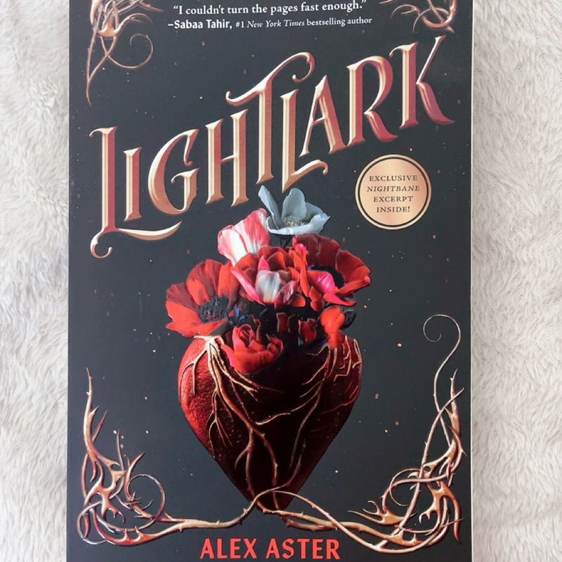 Lightlark (the Lightlark Saga Book 1)
