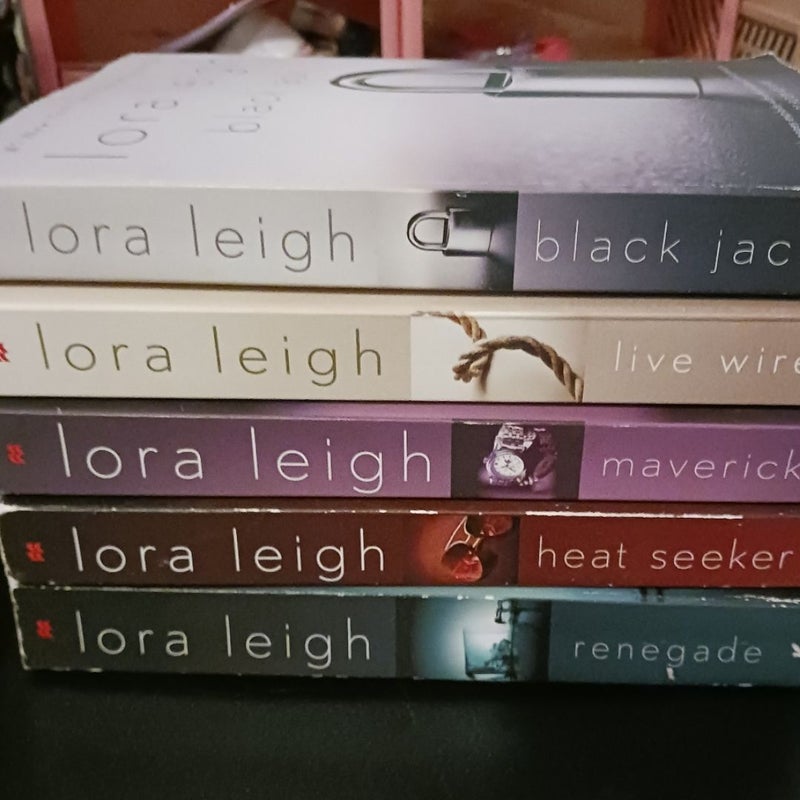 5 Lora leigh books heat seeker maverick love wite black jack and renegade