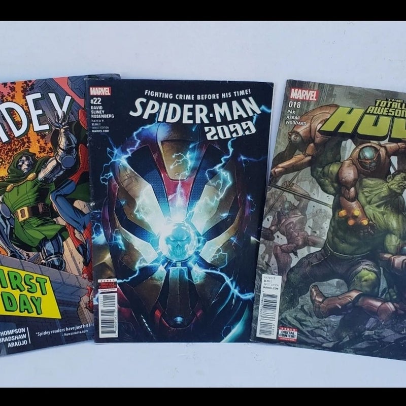 Comic Book Lot Of 3 Hulk, Spiderman and Marvel Spidey Book