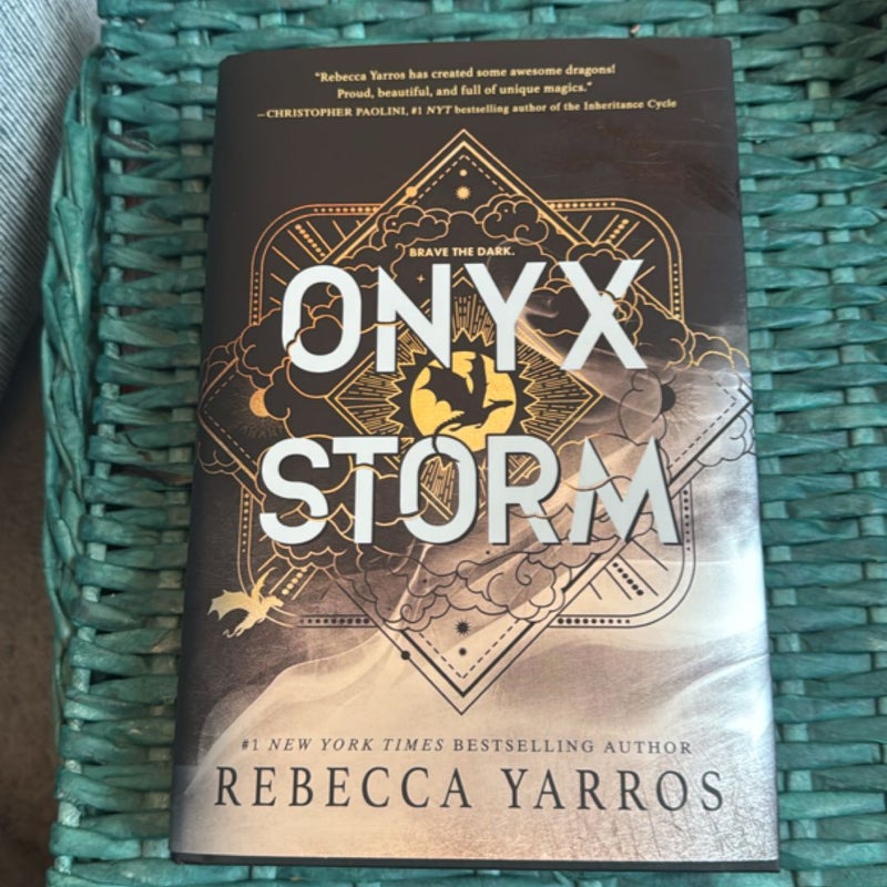 Onyx Storm (Standard Edition)