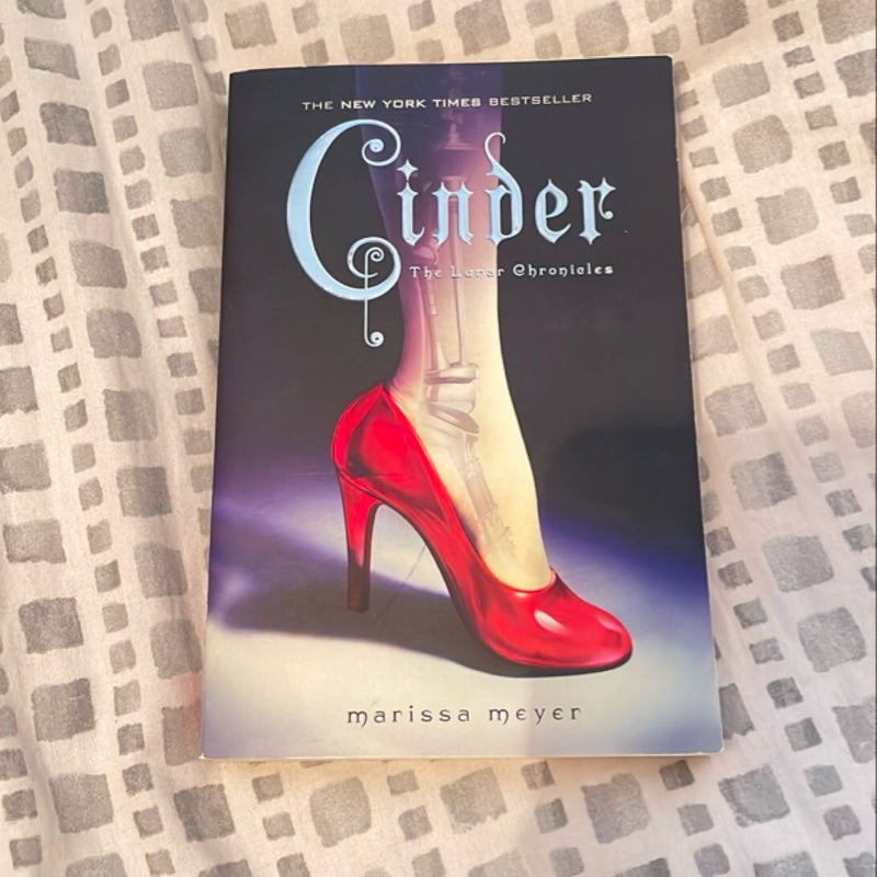 Cinder: The Lunar Chronicles