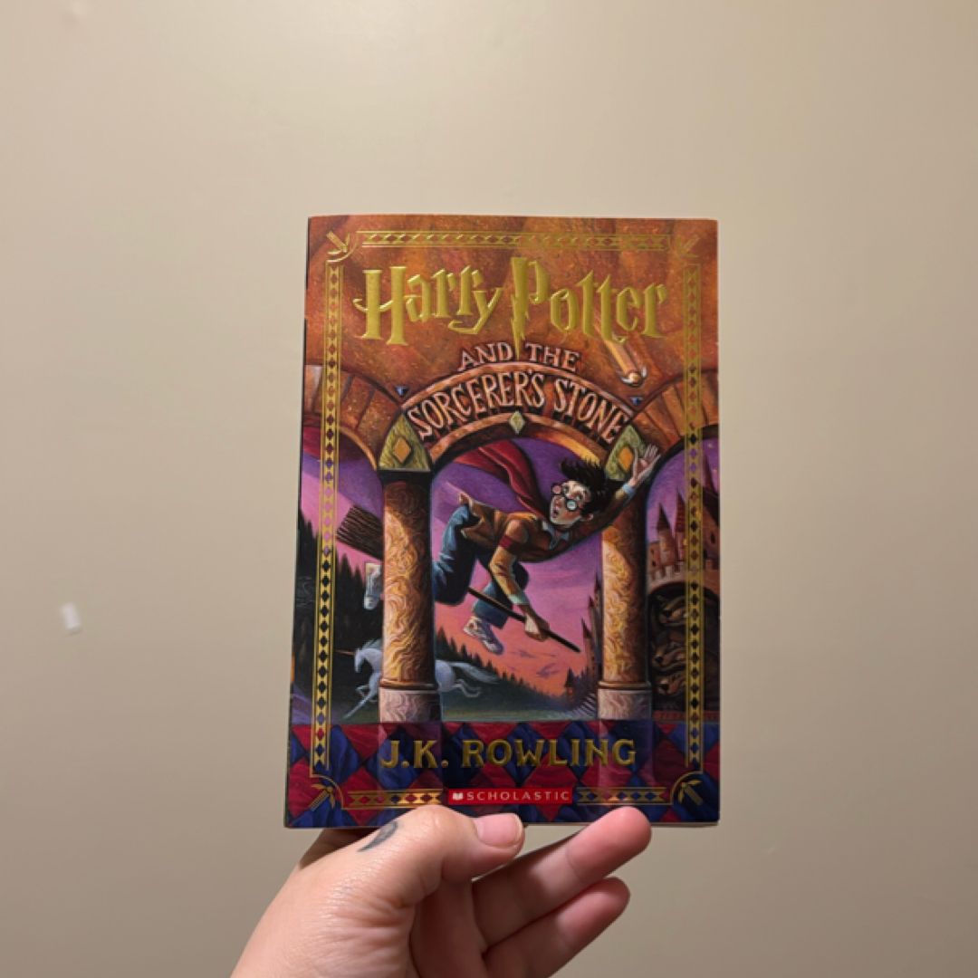 Harry Potter and the Sorcerer's Stone (Harry Potter, Book 1)