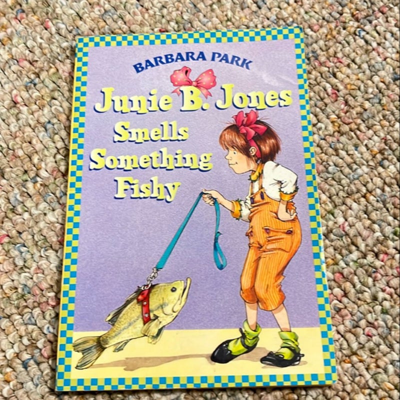 Junie B. Jones #12: Junie B. Jones Smells Something Fishy