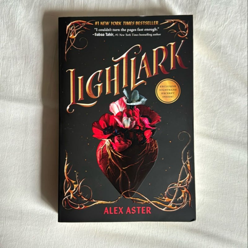 Lightlark (the Lightlark Saga Book 1)