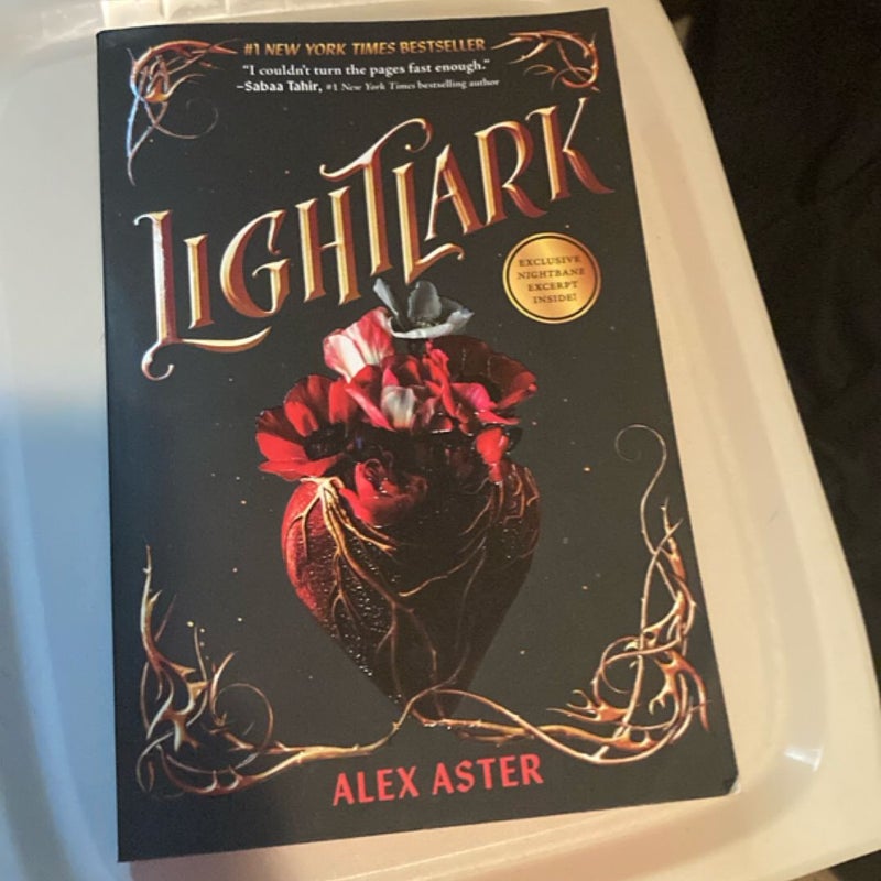 Lightlark (the Lightlark Saga Book 1)  special edition