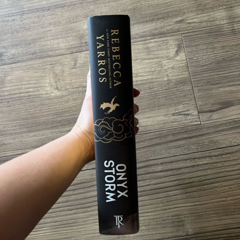 Onyx Storm (Standard Edition)