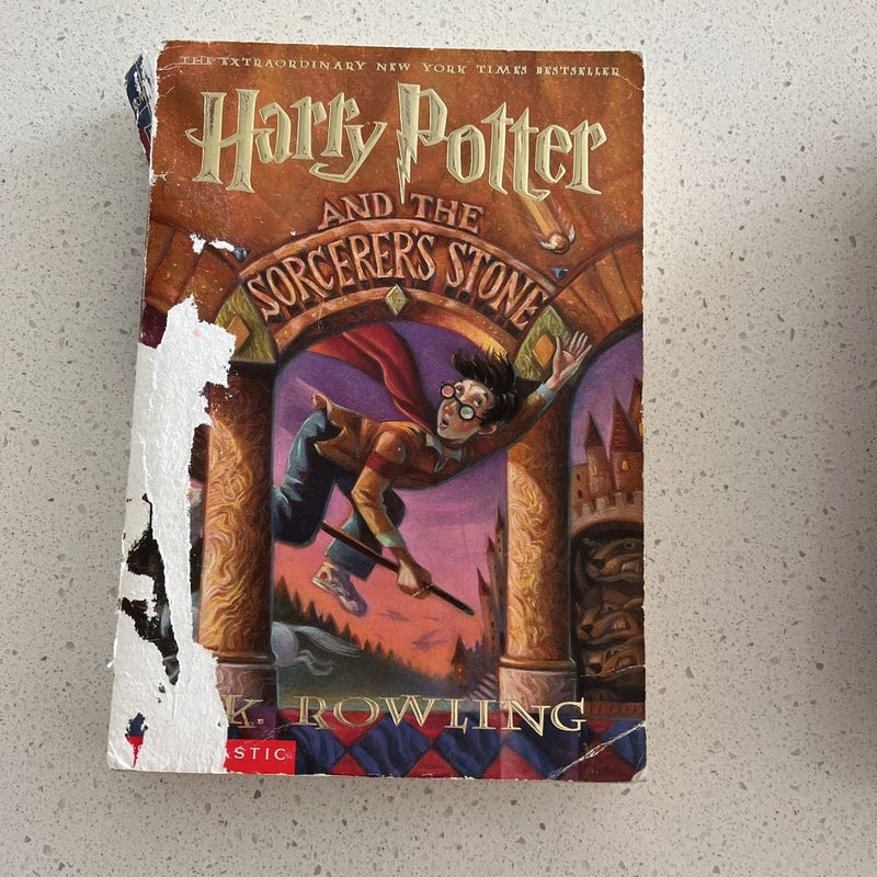 Harry Potter and the Sorcerer's Stone (Harry Potter, Book 1)