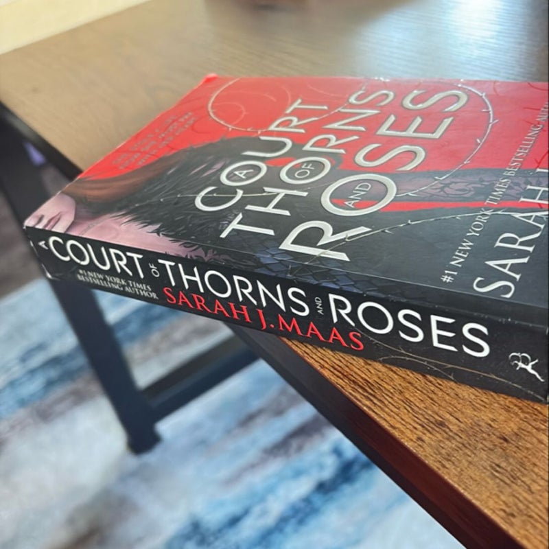 A Court of Thorns and Roses (OOP Uk edition) 