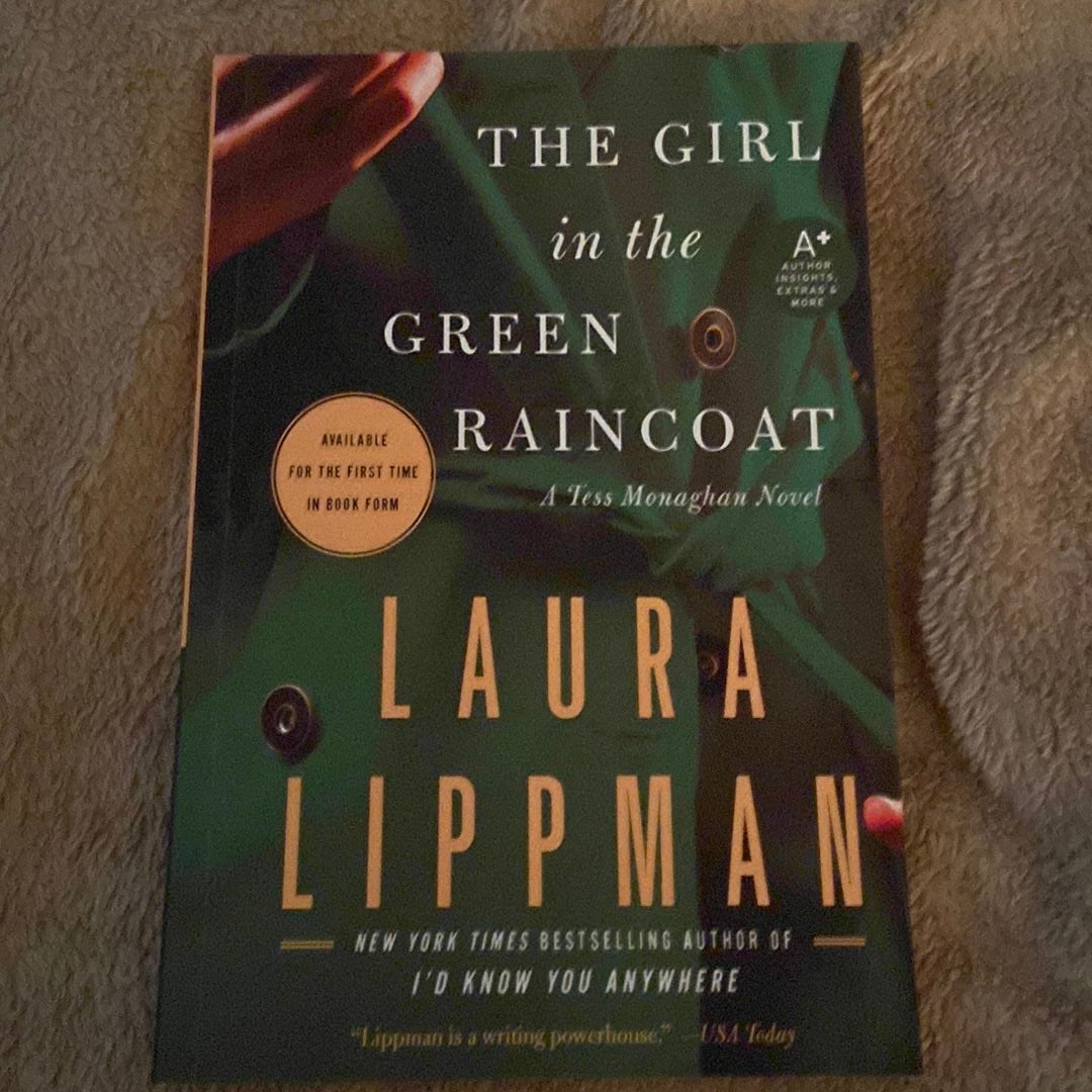 the　Paperback　Girl　The　Pangobooks　Laura　by　in　Raincoat　Green　Lippman,