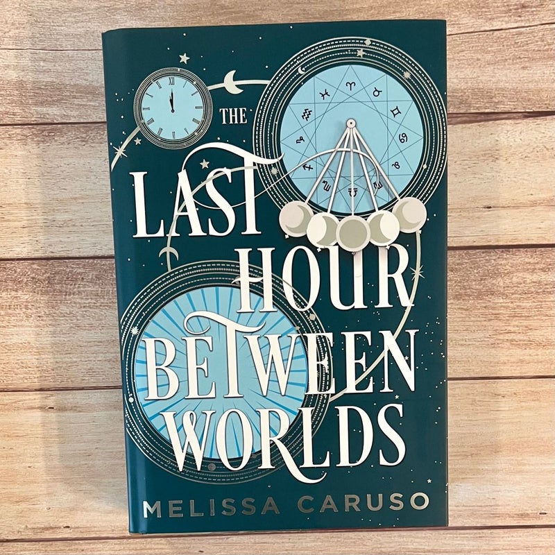 The Last Hour Between Worlds (The Echo Archives #1)