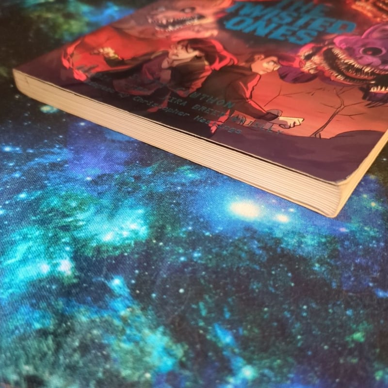 The Twisted Ones (Five Nights at Freddy's Graphic Novel #2)