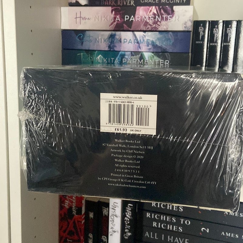Mortal Instruments 6 Book Box Set with Shadowhunters Codex