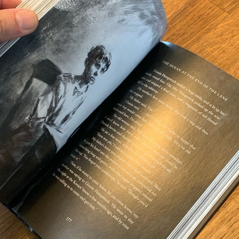 The Ocean at the End of the Lane (Illustrated Edition)