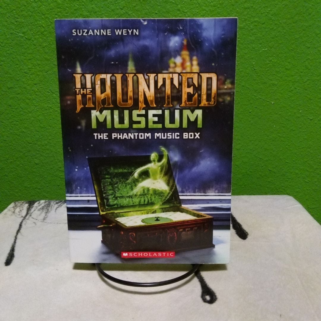 The Haunted Museum by Suzanne Weyn, Paperback | Pangobooks