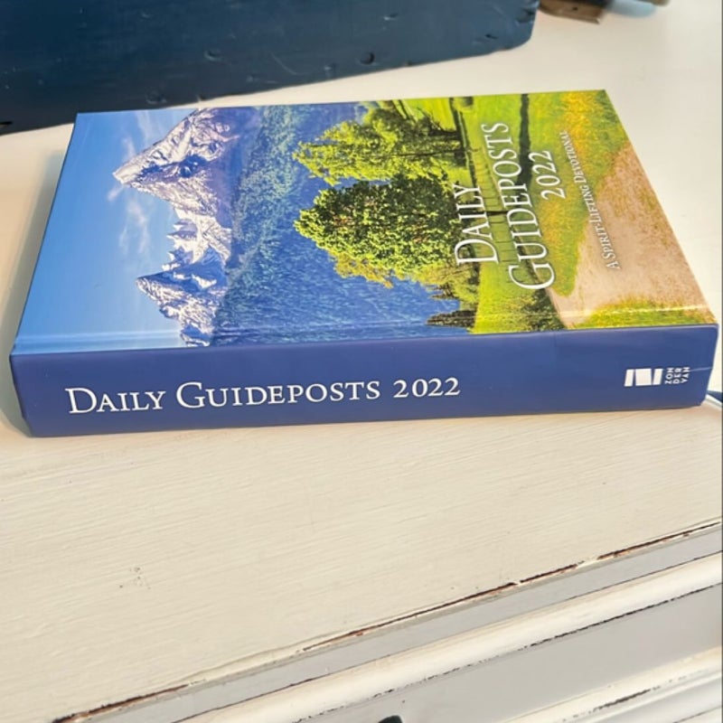 Daily Guideposts 2022 Large Print