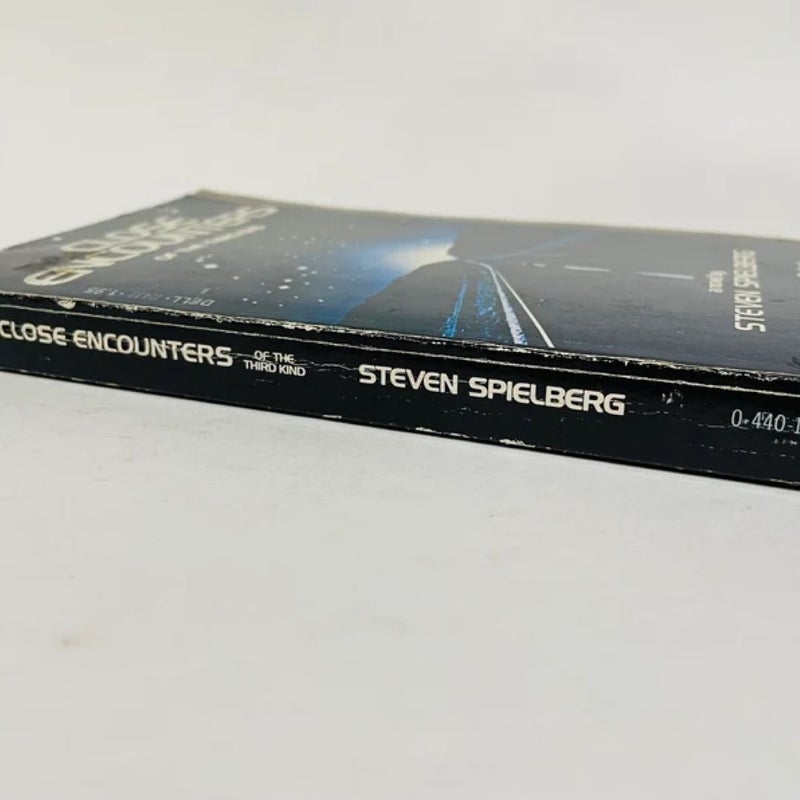 Close Encounters of the Third Kind by Steven Spielberg 1977 Paperback Book & Bookmark Set