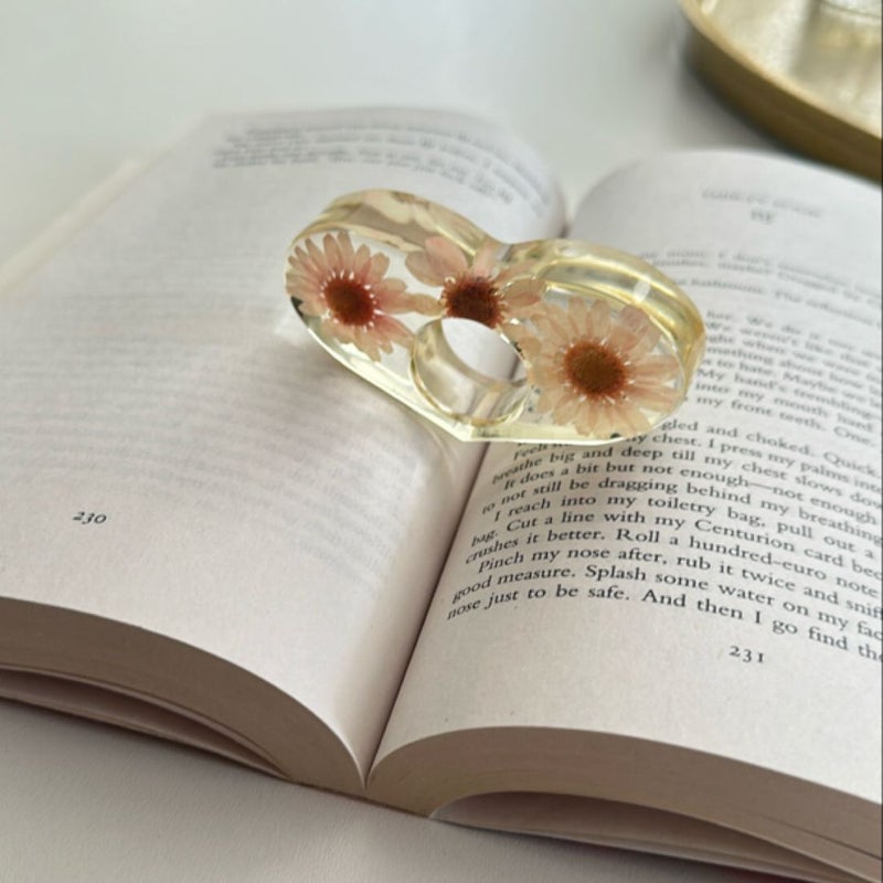 book/page/thumb holder - dried white flowers 🌼