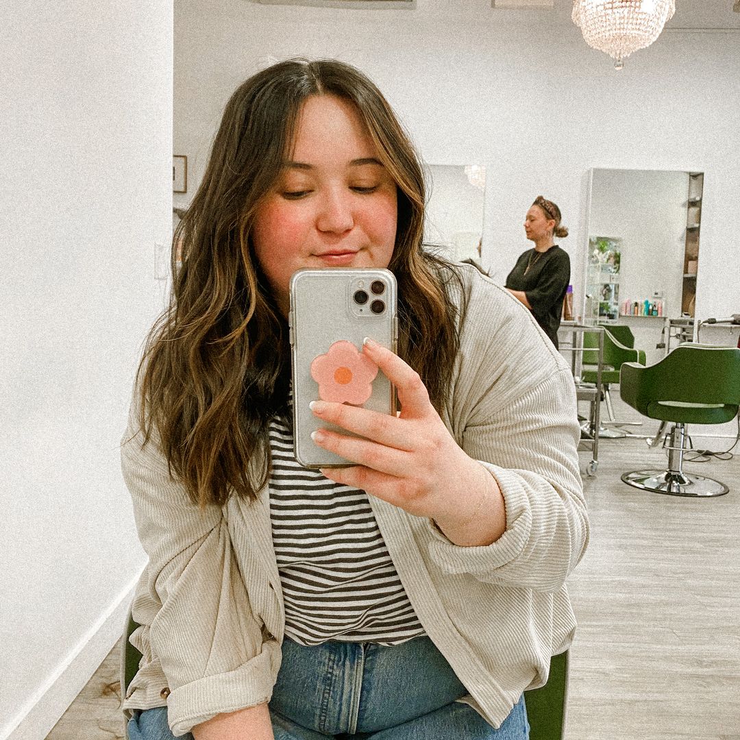 Sarah | @thehireader