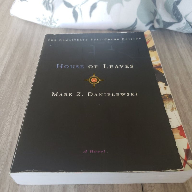 House of Leaves by Mark Z. Danielewski, Paperback Pangobooks