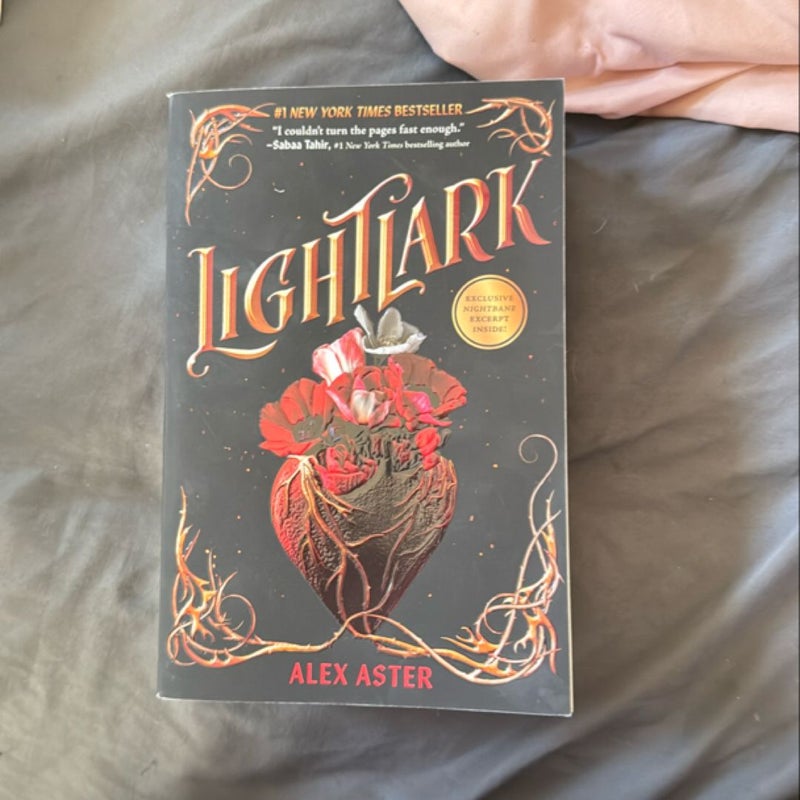 Lightlark (the Lightlark Saga Book 1)