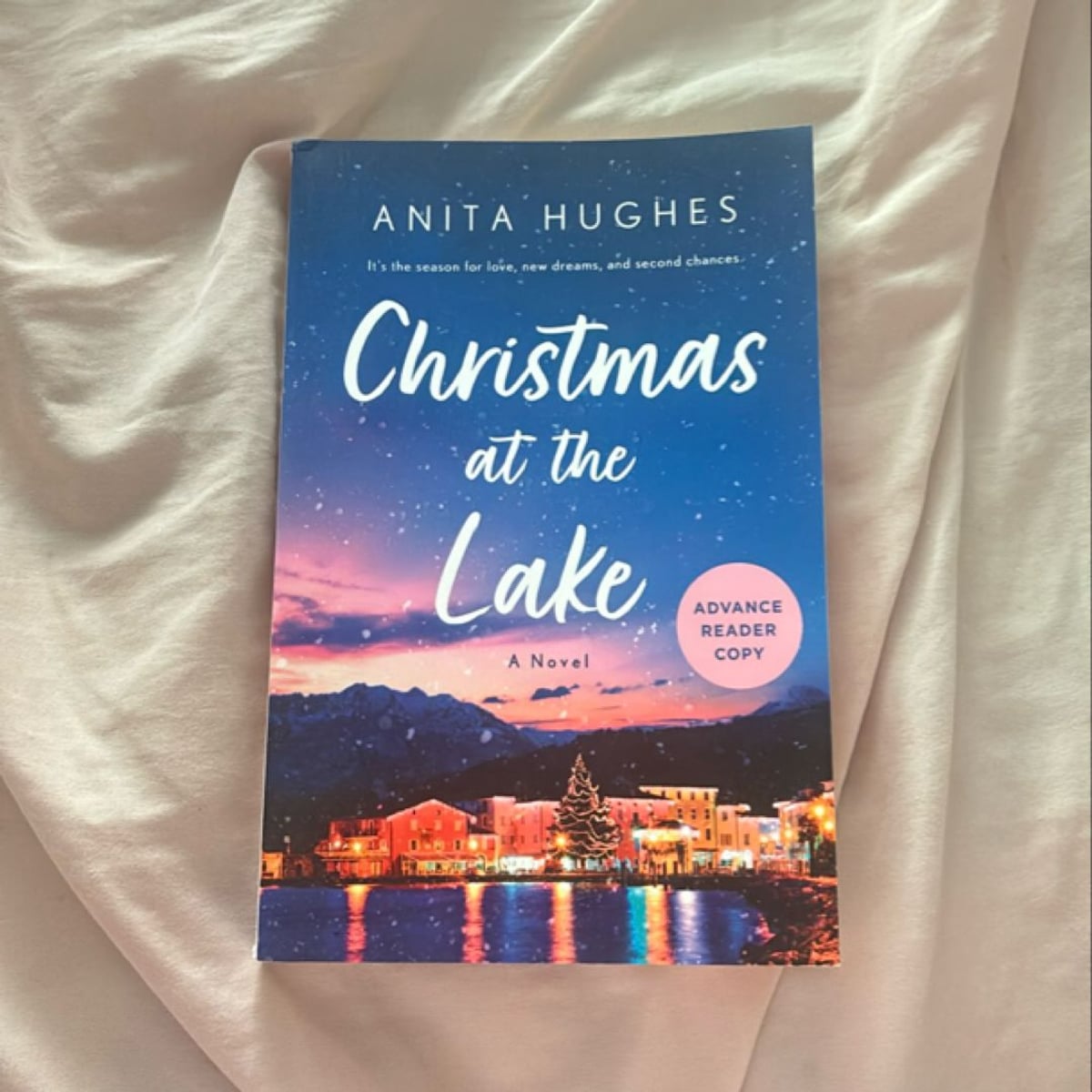 Christmas at the Lake by Anita Hughes, Paperback Pangobooks