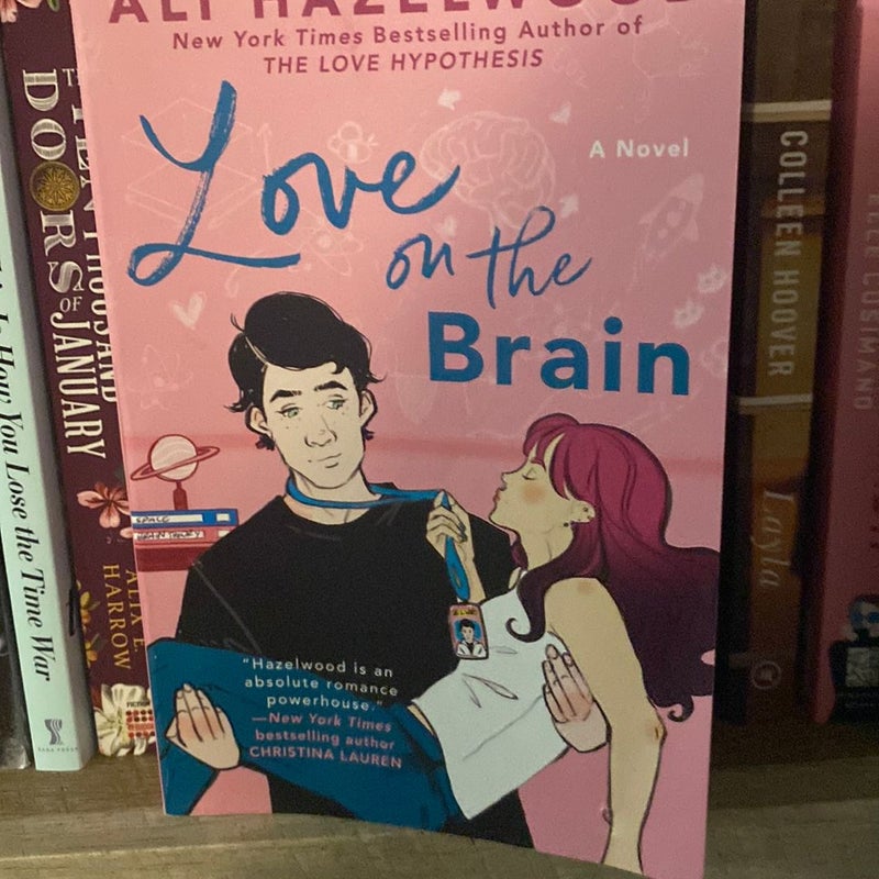 Ali Hazelwood 2 Books Set (Love Hypothesis, Love On the Brain) NEW Paperbck  2022