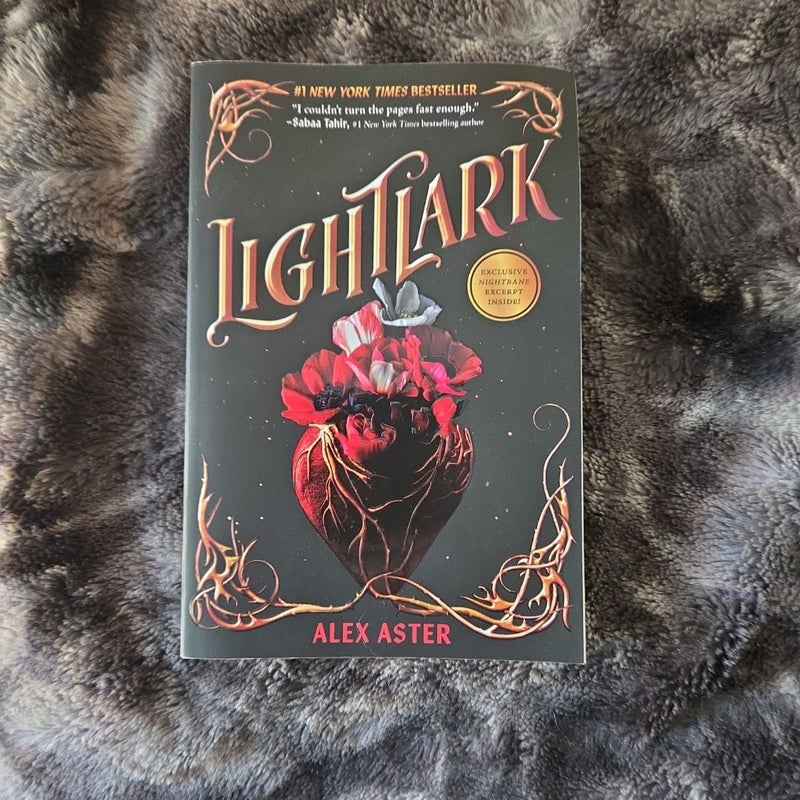 Lightlark (the Lightlark Saga Book 1)