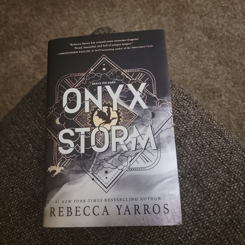 Onyx Storm (Standard Edition)