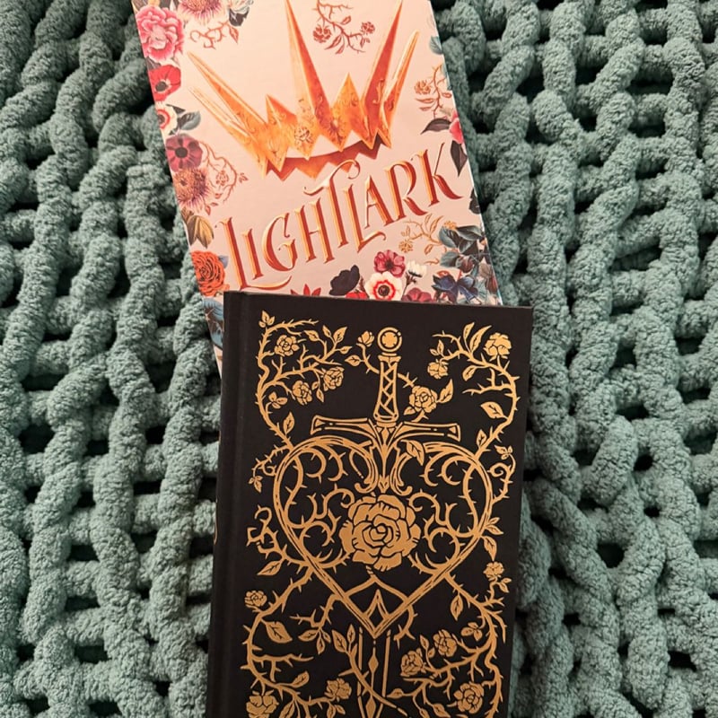 Lightlark: Collector's Edition (the Lightlark Saga Book 1) by Alex ...