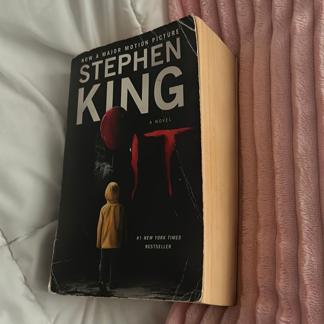 It: A Novel: 9781501175466: King, Stephen: Books 