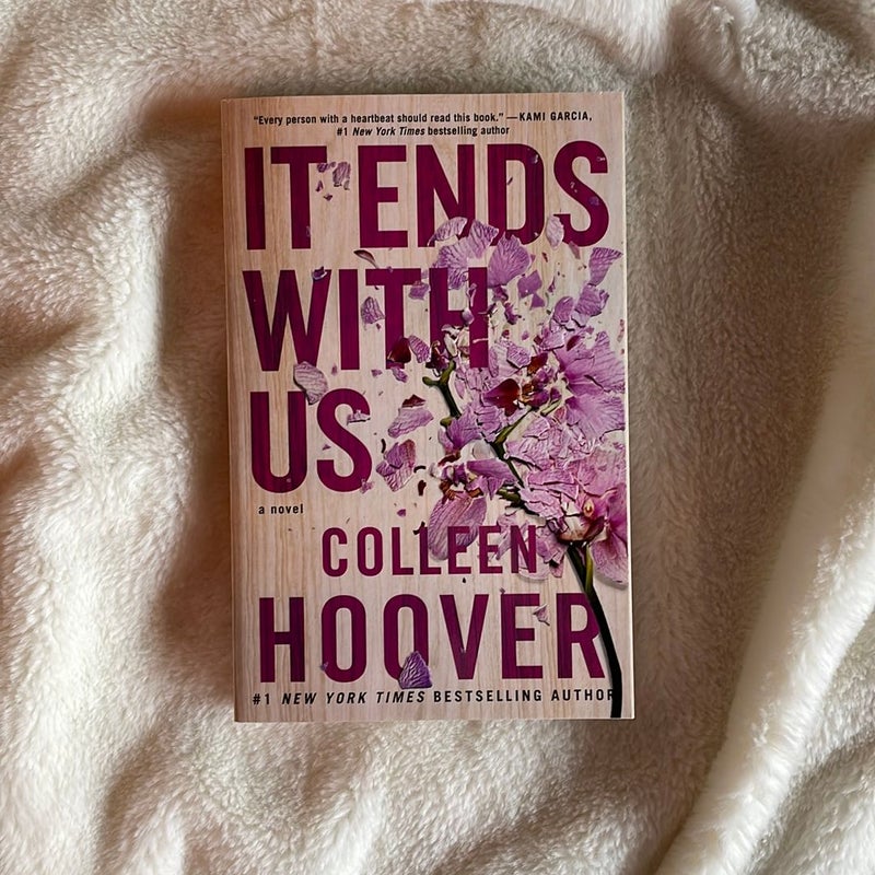 It Ends with Us: A Novel (1): Hoover, Colleen: 9781501110368: :  Books