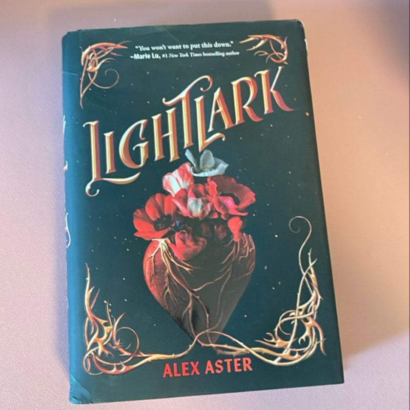 Lightlark (the Lightlark Saga Book 1)