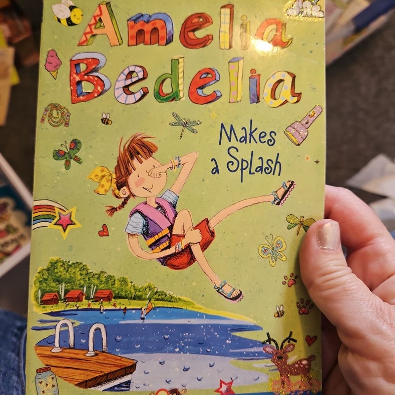 Amelia Bedelia Chapter Book (11) - Amelia Bedelia Makes a Splash