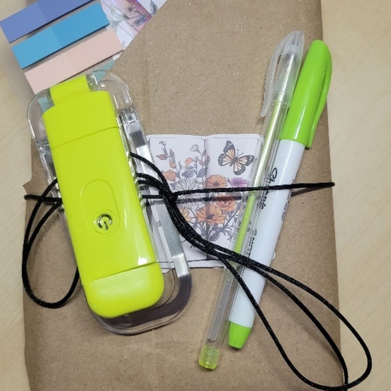 Blind Date with a Book ◇ Thriller + rechargeable light