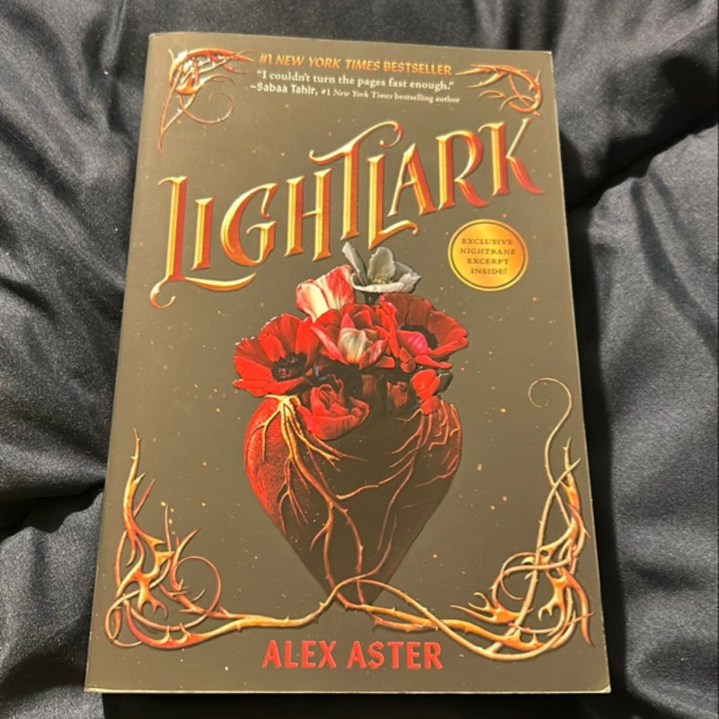 Lightlark (the Lightlark Saga Book 1)