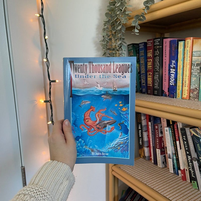 Twenty Thousand Leagues under the Sea (Illustrated)