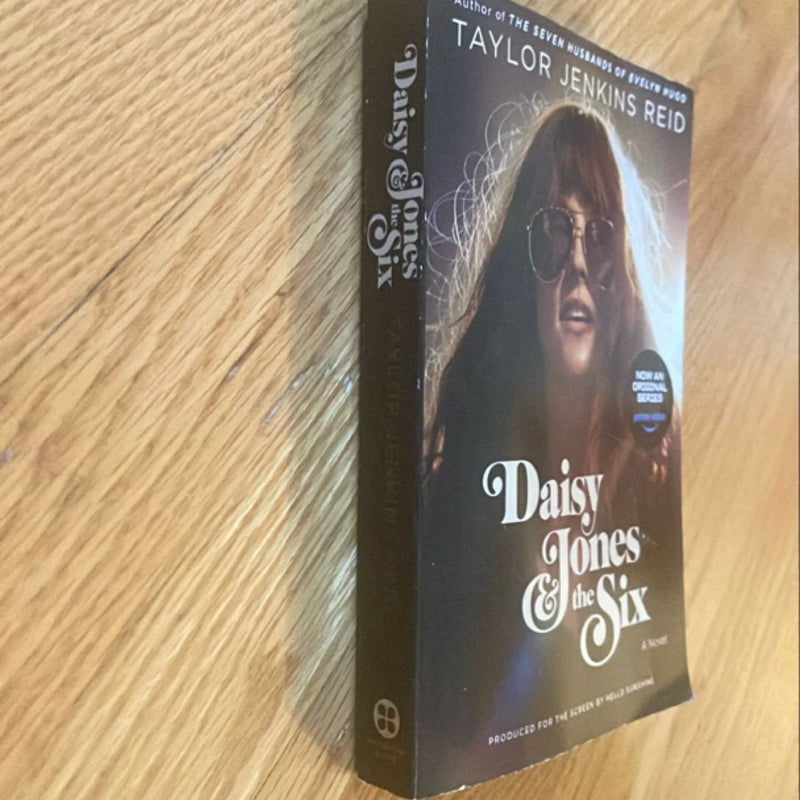 Daisy Jones and the Six (TV Tie-In Edition)