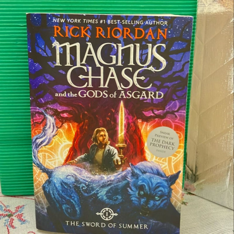 Magnus Chase and the Gods of Asgard Book 1 the Sword of Summer (Magnus Chase and the Gods of Asgard Book 1)