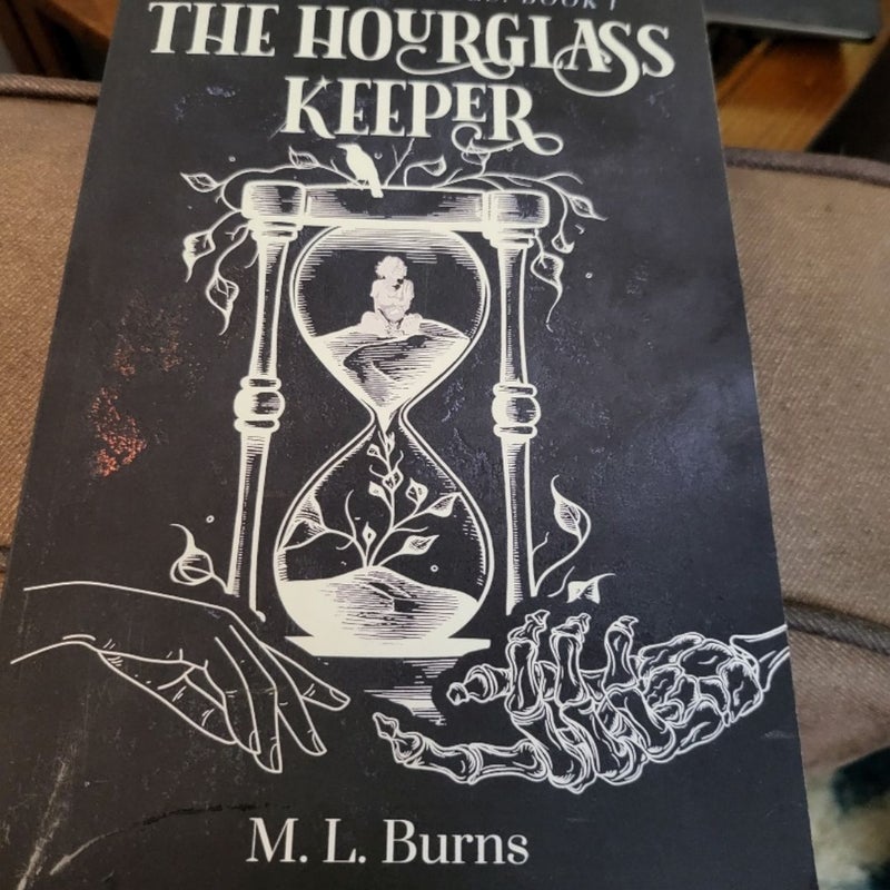 The Hourglass Keeper sprayed edges