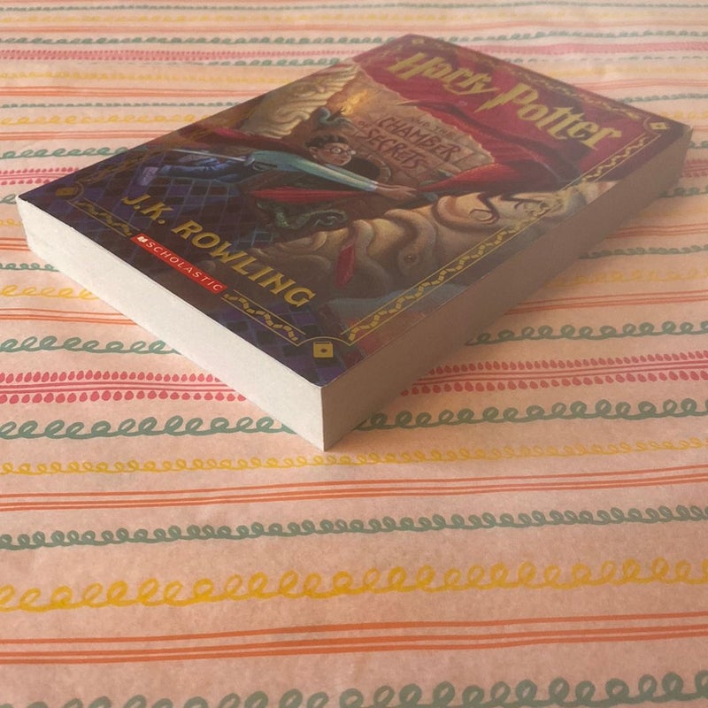 Harry Potter and the Chamber of Secrets (Harry Potter, Book 2)