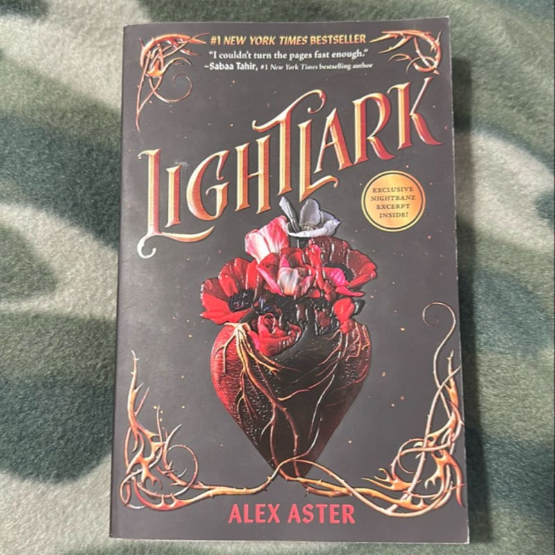 Lightlark (the Lightlark Saga Book 1)