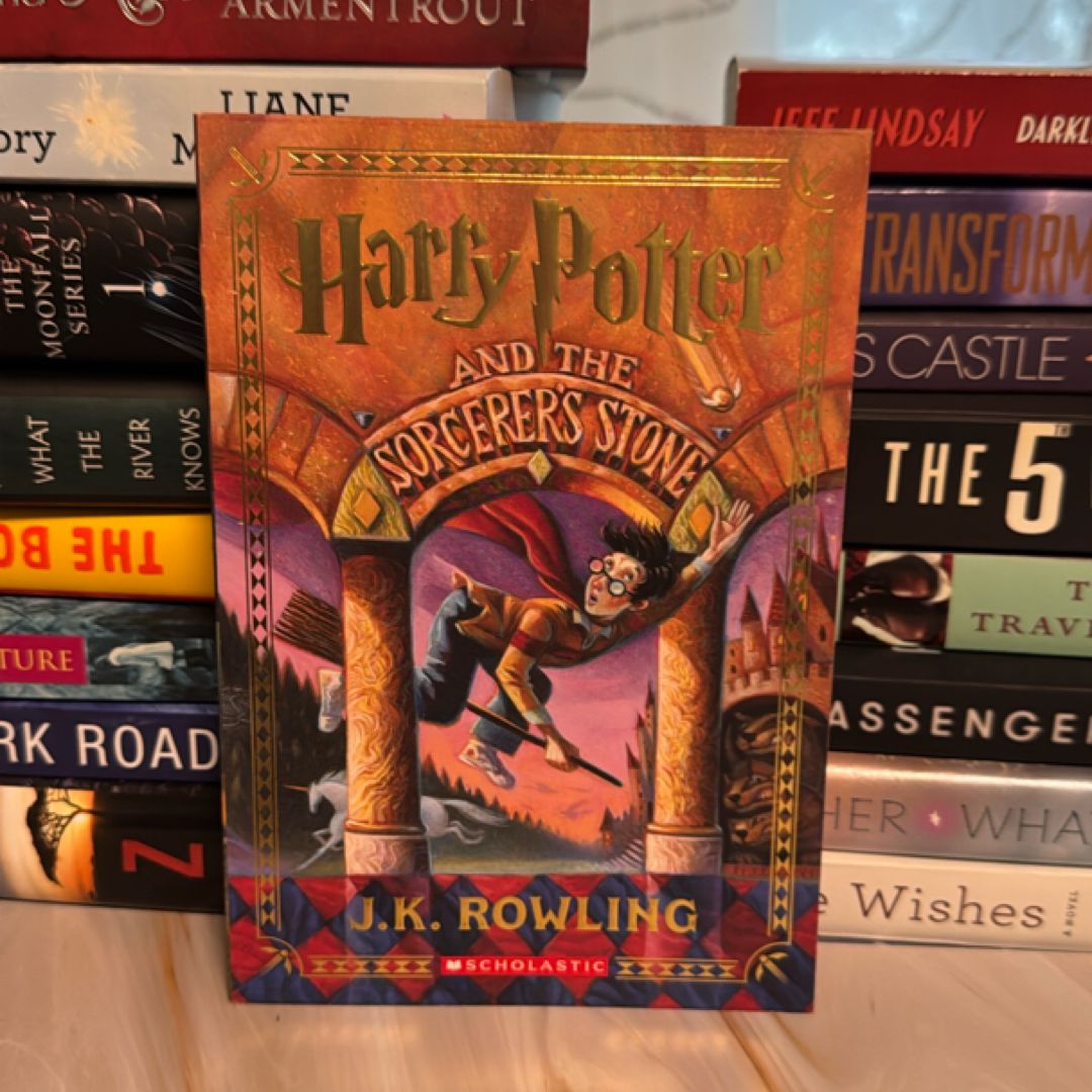 Harry Potter and the Sorcerer's Stone (Stenciled Edges) (Harry Potter, Book 1)