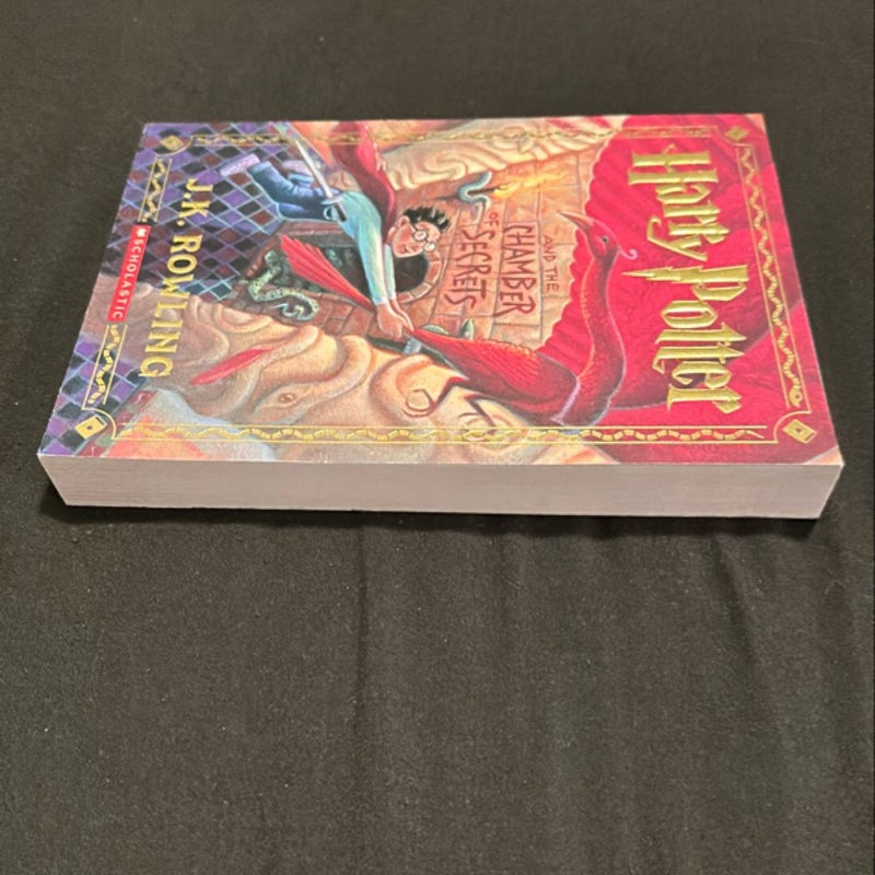 Harry Potter and the Chamber of Secrets (Harry Potter, Book 2)