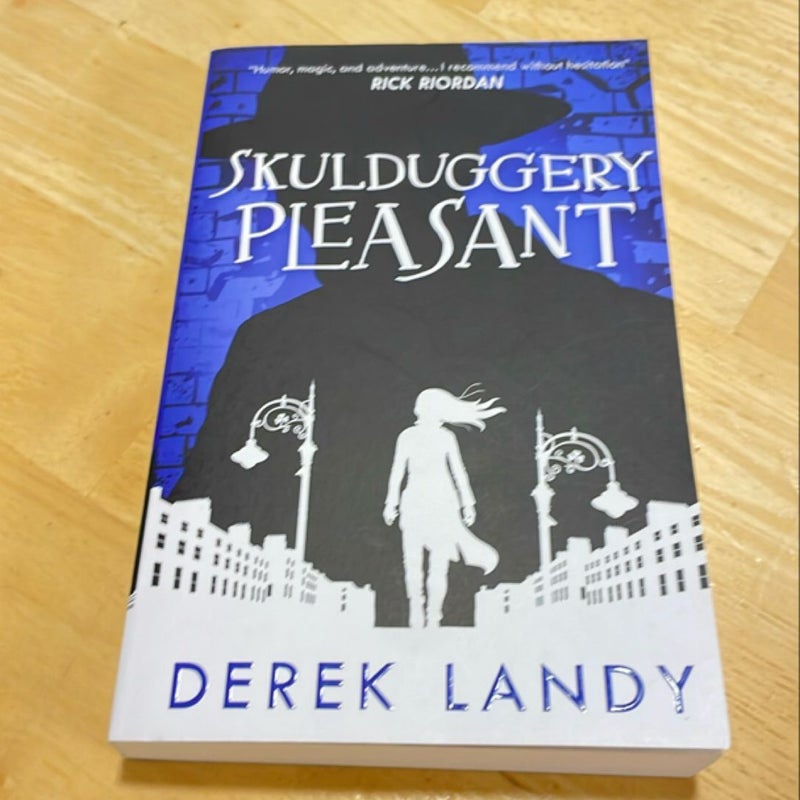 Skulduggery Pleasant (Skulduggery Pleasant, Book 1)